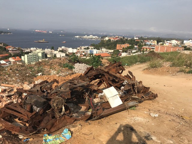 Terreno abandonado na Rua Tambaqui, nos Tijolinhos, foi transformado em um grande lixão ao ar livre