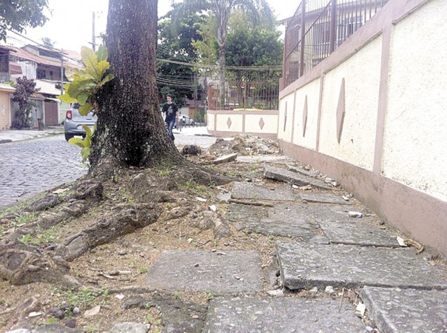 Grande parte da calçada da Rua Fernando de Azevedo, no Village está um caos