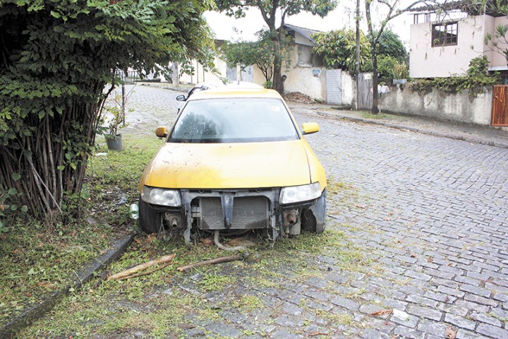 Carro abandonado na Rua Praça Dirceu de Almeida, nas Pitangueiras, acumulando água que traz o risco de dengue e servindo de moradia para ratos.  Solange Carvalho, via e-mail.