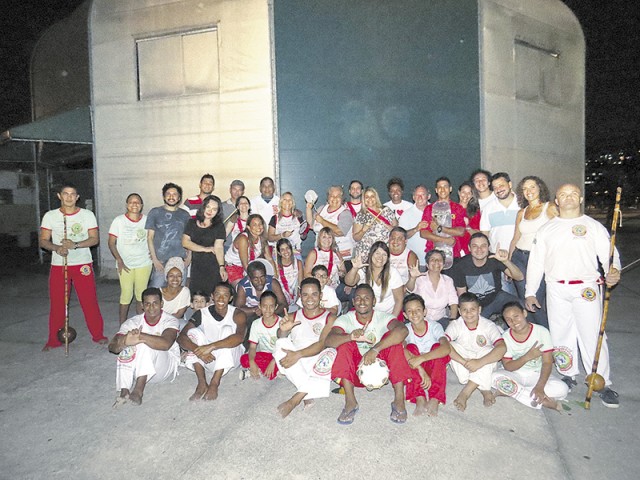 Grupo da cultura popular insulana comemora a reabertura da Lona Renato Russo no Aterro do Cocotá