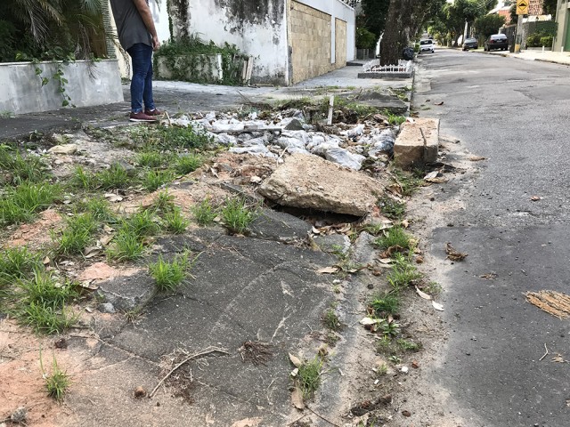 Após a retirada de uma árvore, parte da calçada da Rua Agostinho dos Santos, 214, no Quebra Coco, ficou destruída dificultando a passagem de pedestres