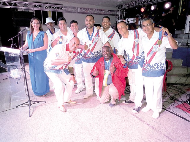 Jorginho Rodrigues (agachado à esquerda), presidente da Ala de Compositores  da União da Ilha, com membros da Ala na "Noite das Campeãs", festa que homenageou Ito Melodia na sexta-feira (15)