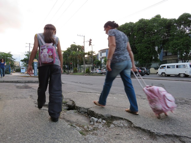Trecho da calçada do Assaí na Avenida Maestro Paulo e Silva está esburacado e é risco para pedestres