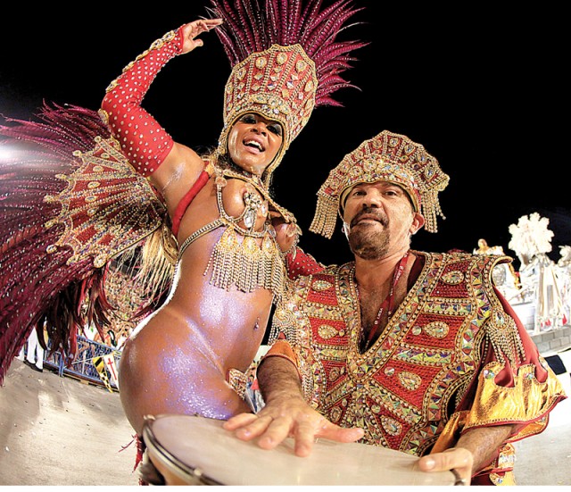 Uma das musas do desfile da União, a dançarina Jéssica Pimentinha brilhou no desfile da Sapucaí ao lado do passista Kiko Alves