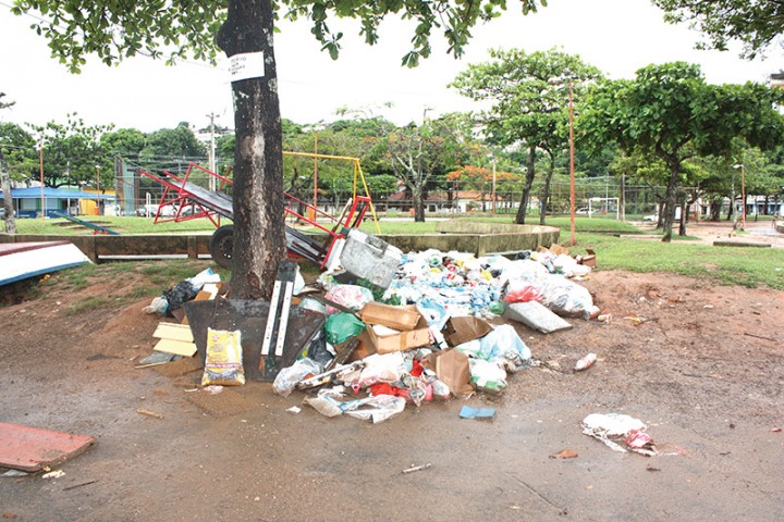 Próximo a sede da Comlurb, a praça do Zumbi é usada como depósito de lixo