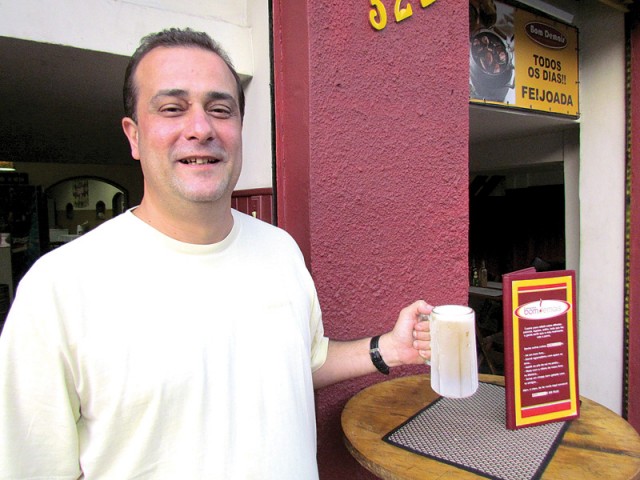 Henrique dirige o restaurante que fica na Ribeira e que se destaca pelo chopp gelado e excelentes pratos