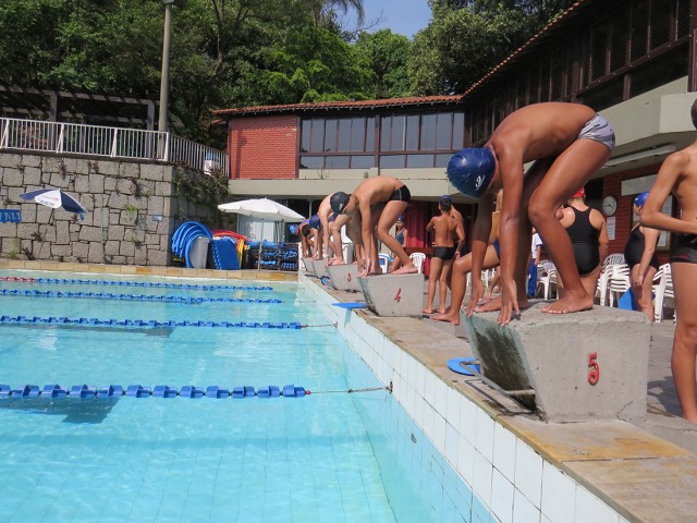 As competições acontecem na  piscina, mas há aqueles que gostam tanto que acabam por enfrentar os desafios em mar aberto