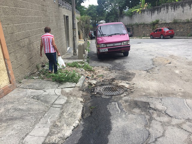 Na Rua Álvaro Dias, no Jardim Guanabara, além do vazamento de esgoto parte da calçada e do asfalto colocam em risco os pedestres e veículos