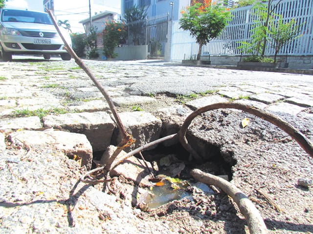 Os buracos nas ruas Ângelo Neves e Aristarco Ramos, no Moneró, prejudicam a passagem dos motoristas