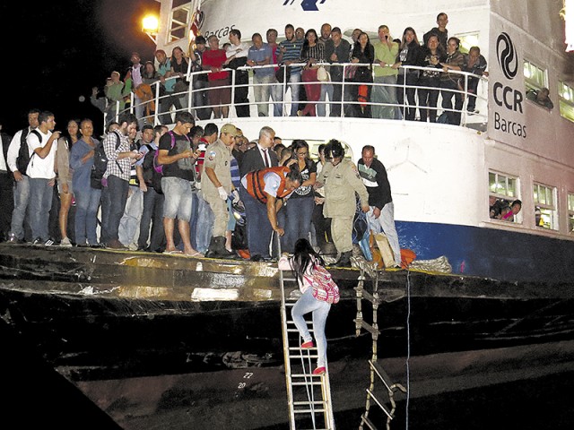 Retirada de todos os passageiros da barca durou mais de quatro horas 