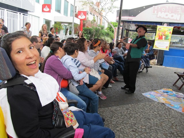 Alunos da escola Rotary Club se divertiram com as interpretações de Gilberto D'Alma na comemoração do Dia da Inclusão