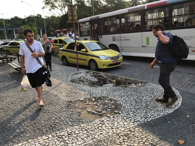 Buraco aberto na calçada em frente ao ponto de ônibus do Casa Show, na Portuguesa, é risco de acidentes