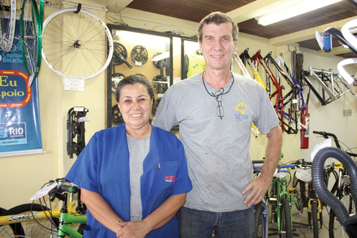 O casal é responsável pela loja que há décadas oferece equipamentos para os ciclistas da região