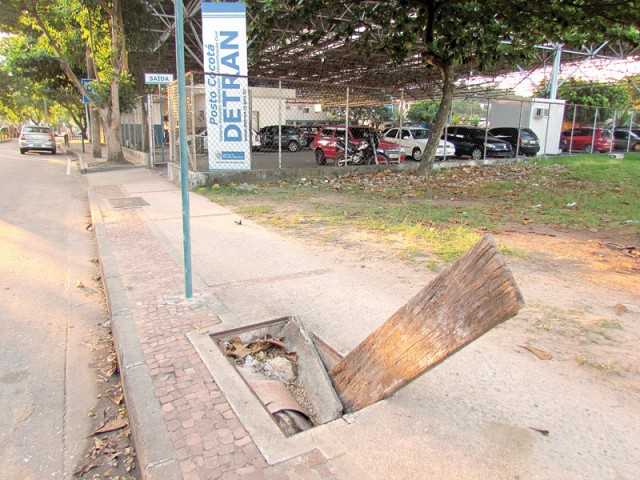 No Aterro do Cocotá, um bueiro sem tampa representa risco aos pedestres