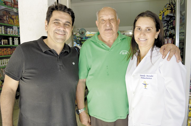 Silvio Mendonça (ao centro) com a filha Daniele e o genro Marcos: família unida e vencedora 
