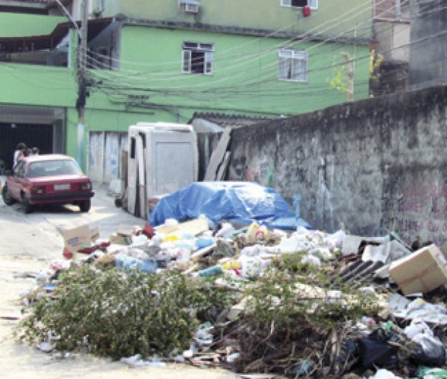 Lixo e entulho está acumulado em diversas ruas na região. Na foto: Rua Cabo Branco, nos Bancários