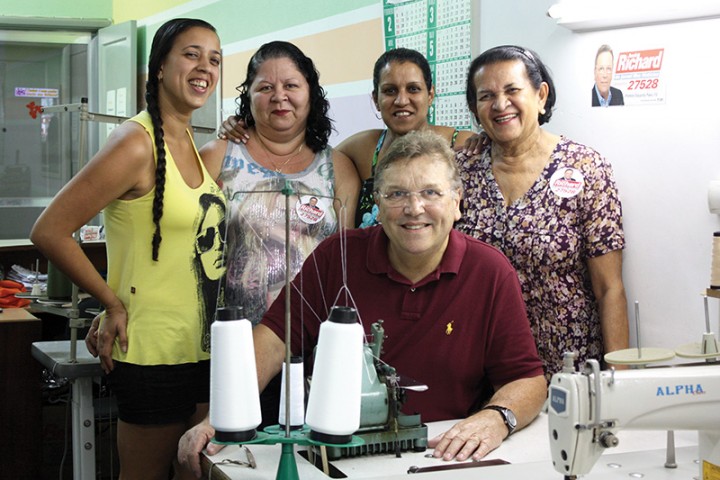O jornalista José Richard, durante visita ao atelier da costureira Alduína Silva, na foto junto com suas assessoras Aparecida Vieira, Adriana Silva e Mariana Araujo