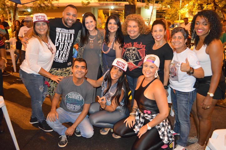 Diretores, musas e componentes do Bloco Carnavalesco Batuke de Batom confraternizaram com músicos insulanos em frente à Praça Iaiá Garcia