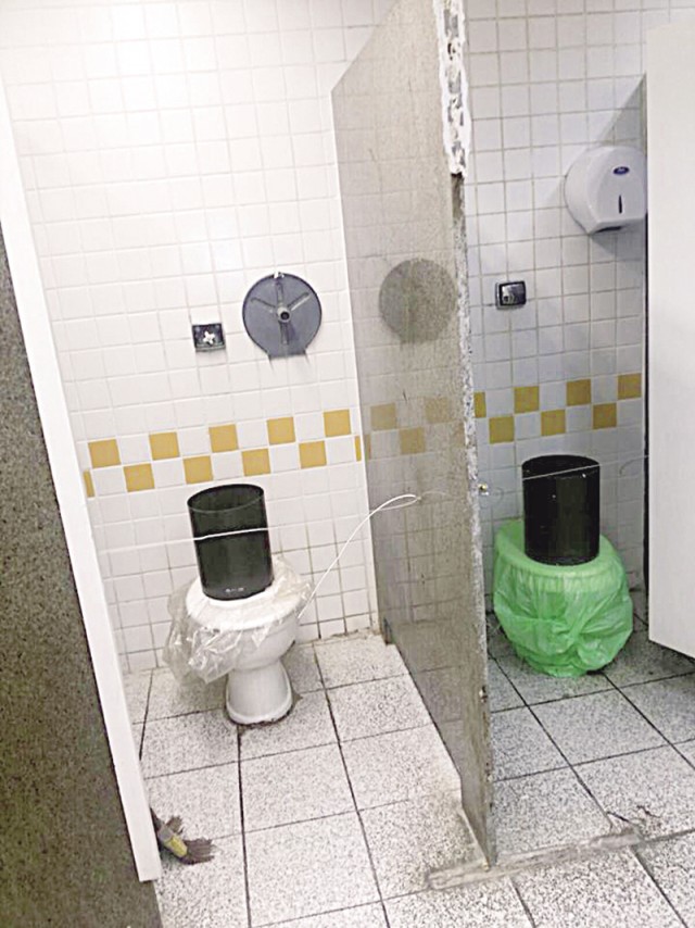 Banheiro masculino do Hipermercado Extra está em estado lastimável