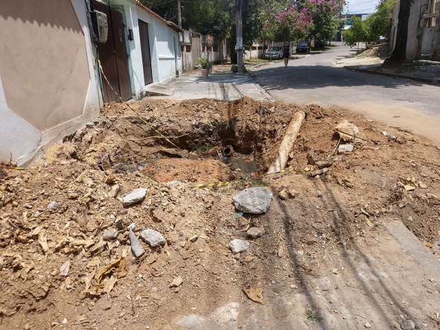 Retirada de árvore deixa buraco na Rua Marquês de Muritiba, Cocotá, que impede a passagem de pedestres