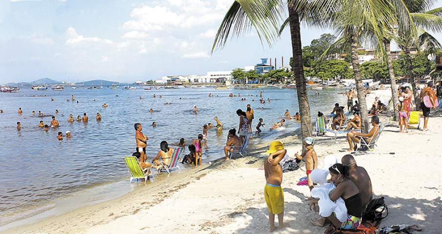 Muitos banhistas aproveitam  os dias quentes para se  refrescar na Praia da  Engenhoca