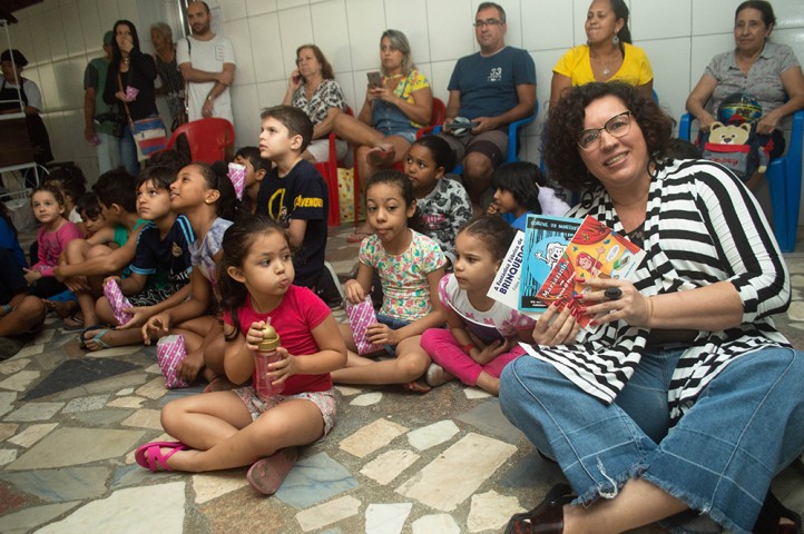 Crianças e pais participaram da inauguração da Biblioteca Comunitária do Condomínio Ruben Berta que empresta livros gratuitamente às crianças e adolescentes. A iniciativa é da síndica Andréa Menezes (à direita)