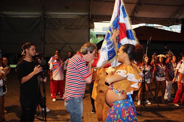 O presidente Djalma Falcão prestando reverência ao pavilhão e à porta-bandeira