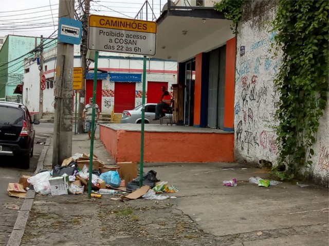 Na Rua Fernandes da Fonseca, na Ribeira, altura do número 138, lixo despejado de forma irregular ocupa parte da calçada e atrai ratos, baratas e outras pragas