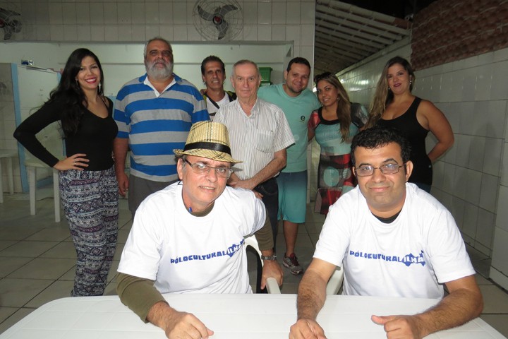 Gilberto D'Alma e Marcelo Mendes com parte da equipe que participa do Polo Cultural da Ilha 