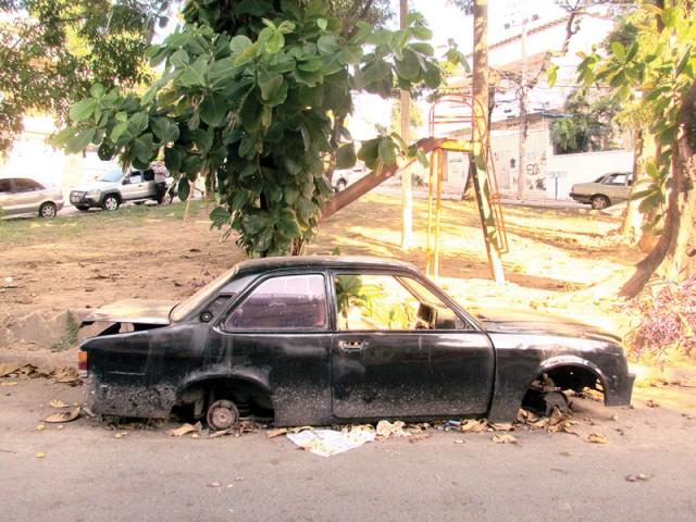 Chevette abandonado perto de praça na Rua Astilbe