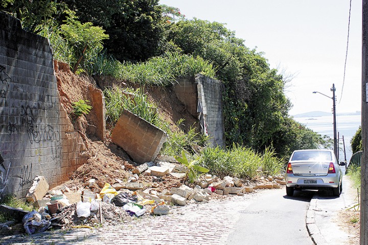 Tânia Gonçalves, via e-mail: "Barro e pedaços de muro ruíram na Rua Marquês de Muritiba e estão ocupando a rua há mais de um mês. Muito lixo no local".