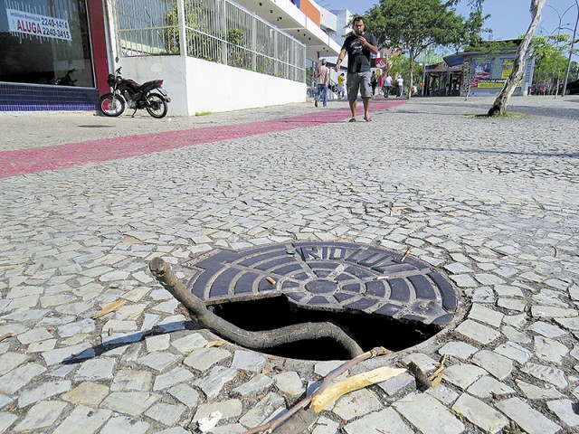 Perigo: tampa quebrada em bueiro da Rioluz na calçada da Estrada do Galeão, próximo ao 2733