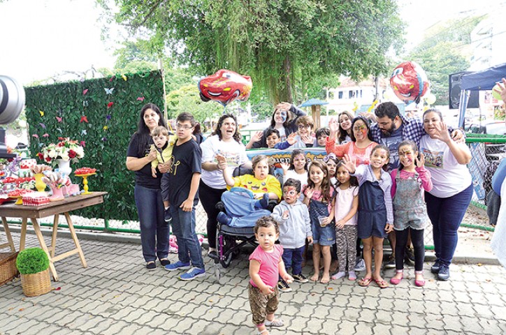 Grupo de crianças e pais durante o 2º Piquenique Inclusivo, realizado na Praça Iaiá Garcia, na Ribeira. O movimento luta para que praças sejam inclusivas e acessíveis à crianças com necessidades especiais 