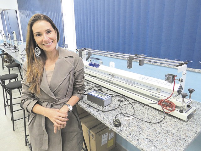 A diretora Juliana Benicio no ambiente de um dos novos laboratórios da Facig