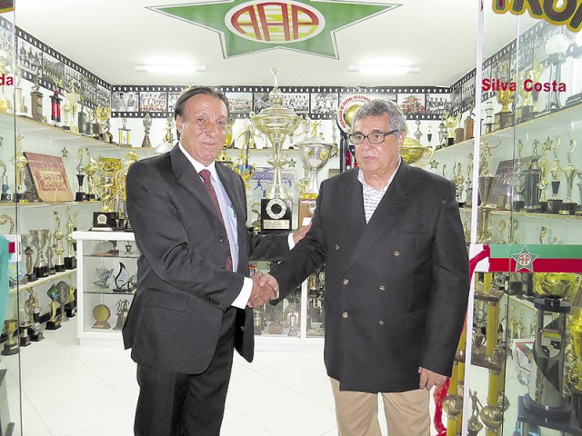 O presidente João Rêgo inaugurou a sala de troféus com Rubens Lopes, presidente da Federação de Futebol
