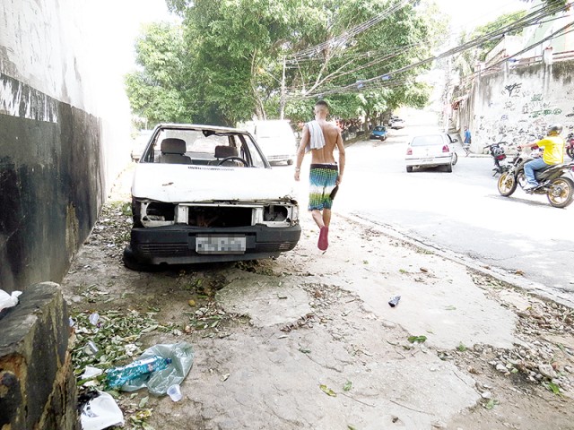 Na Rua Graná, um carro está abandonado há meses em cima da calçada e serve de criadouro de mosquitos