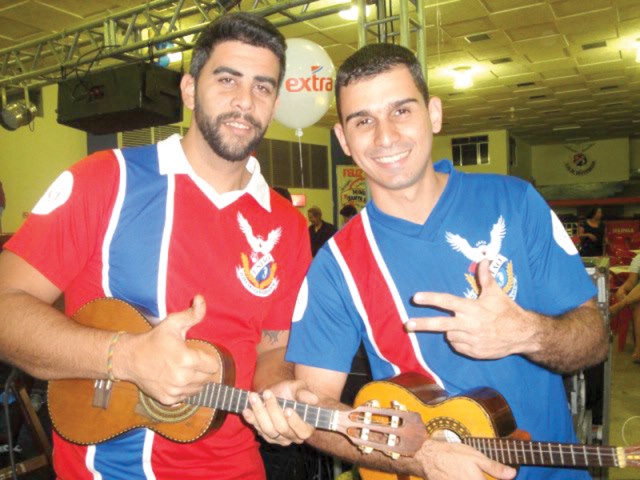 Os ritmistas Neno Martins e Vinícius Ferreira durante a feijoada em homenagem as mães, no domingo (12)