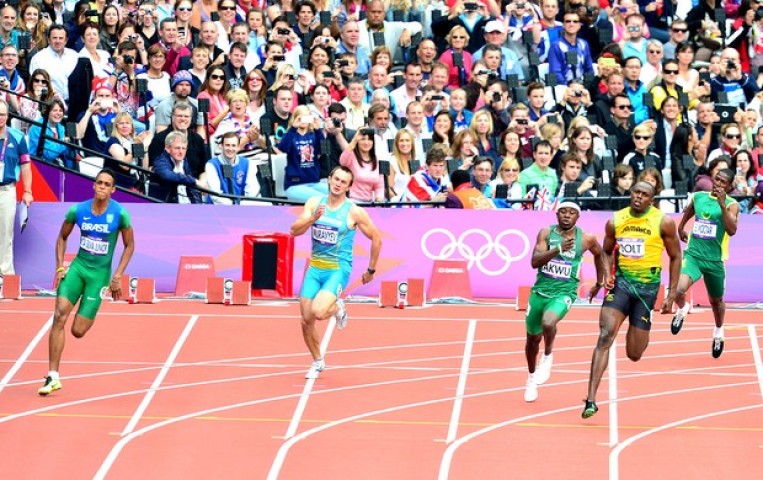 Aldemir Gomes (à esquerda) foi superado apenas por Usain Bolt na primeira bateria dos 200 metros rasos (FOTO: AFP)