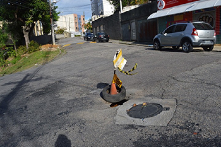 Um buraco no meio da Rua General Mário Hermes, Jardim Guanabara, causa transtorno aos motoristas
