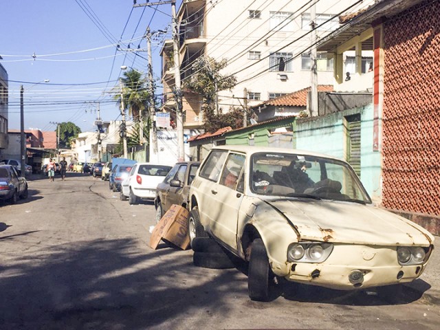 Na Rua Pereira Alves, no Cocotá, um carro está abandonado há meses no local, atrapalhando o fluxo