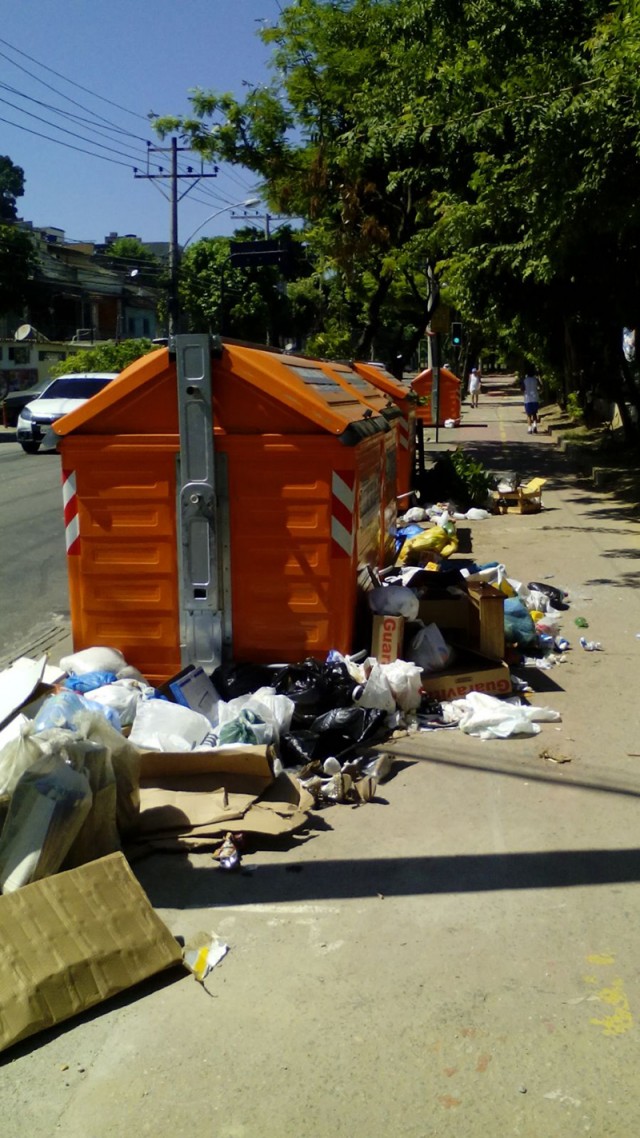 Em frente à Vila Olímpica, lixo fora dos laranjões