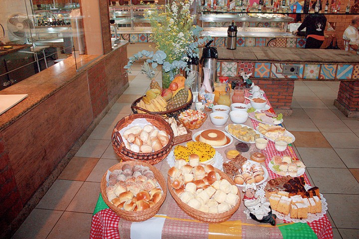 A grande variedade de pães, doces e bolos têm atraído quem gosta iniciar o domingo de maneira gostosa