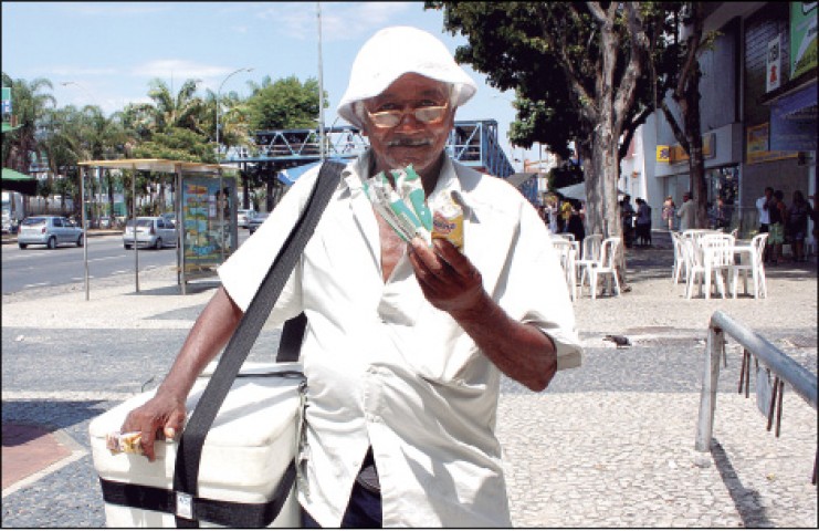O vendedor de picolé trabalha à pé diariamente há 42 anos e conquistou grande freguesia na região