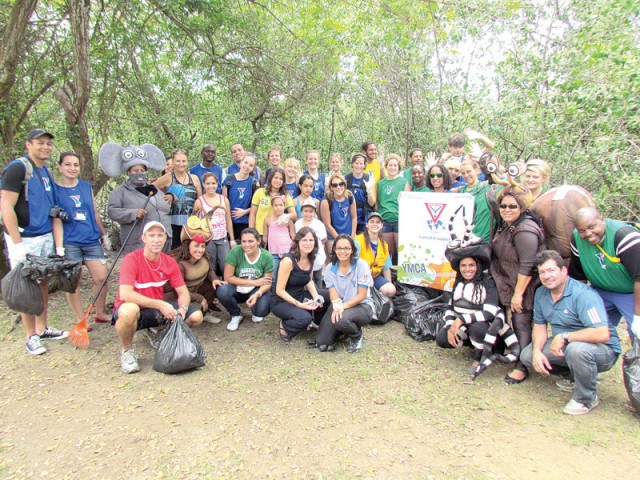A delegação com representantes da ACM Internacional realizou coleta de lixo nas margens do maguezal
