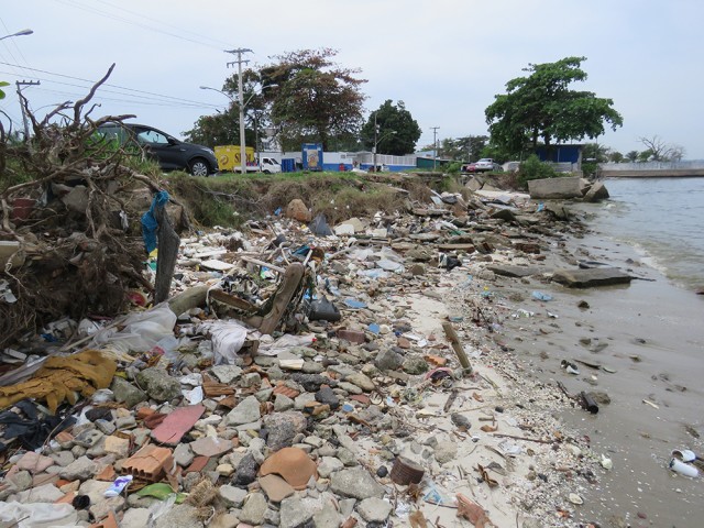 Na Praia do São Bento, próximo ao Clube dos Oficiais da Aeronáutica, lixo e entulho transformam a orla da praia em um verdadeiro lixão a céu aberto