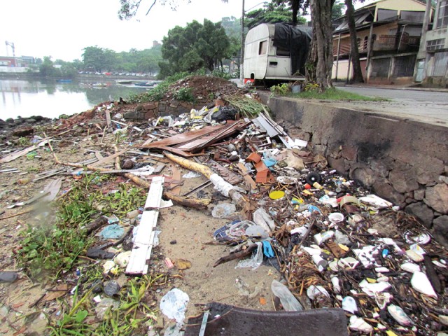 Muito lixo toma conta da areia e um trailer abandonado na Praia da Rosa
