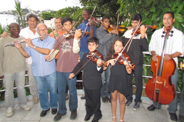 Músicos de todas as idades ensaiam sob a regência do maestro Erivaldo Fraga na Casa de Cultura