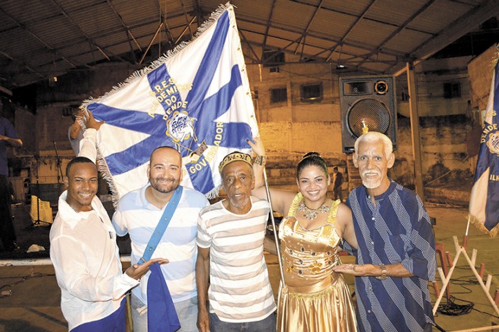 A Porta Bandeira Tuane e o Mestre Sala Jean com diretores e o presidente Fabiano