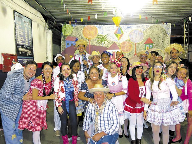 Participantes do arraiá promovido pela Ala Melodia no último sábado (19)