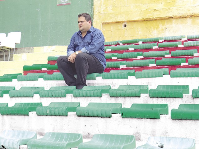 Marcelo Barros o vice de futebol, junto às novas cadeiras do estádio